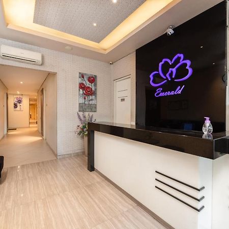 Life Emerald Hotel Surabaya Luaran gambar