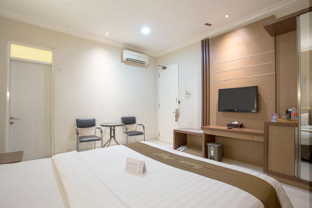 Life Emerald Hotel Surabaya Luaran gambar